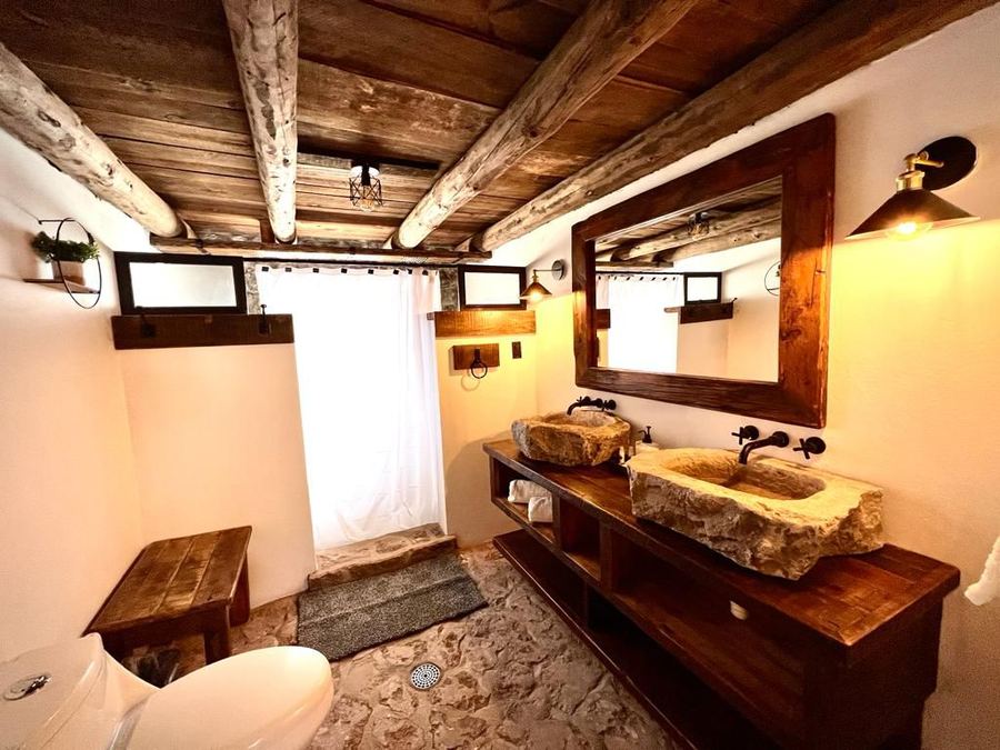 Baño con lavabo de piedra