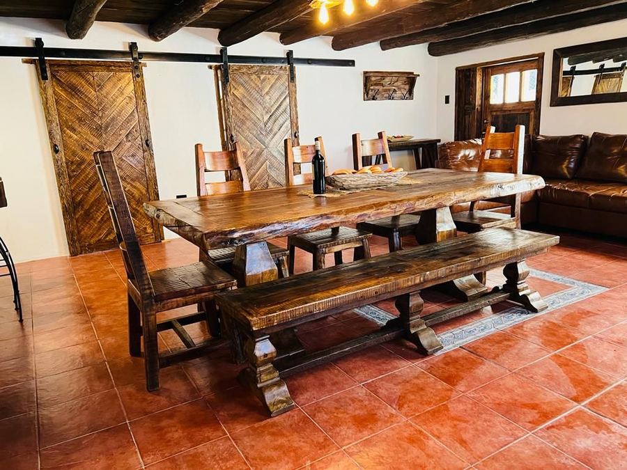 Comedor con mesa de árbol