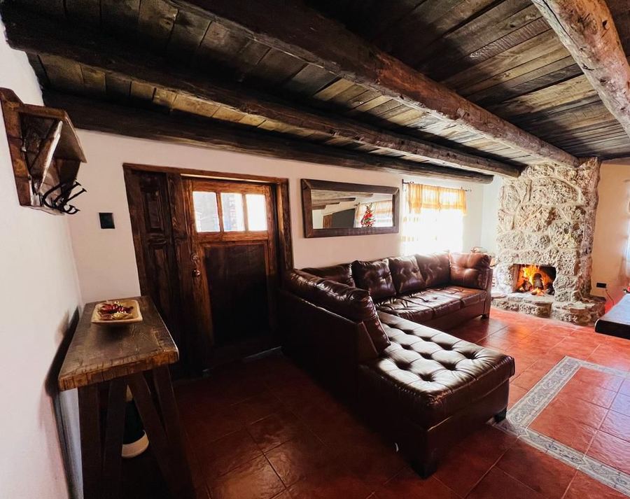 Sala con chimenea de piedra